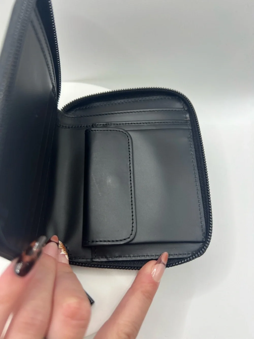 7050. Authentic Gucci Black Leather Zip Wallet with Glossy Logo. Made in Italy. - Picture 13 of 16